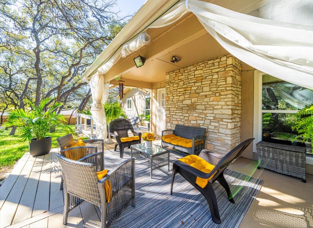 King Bed in Relaxing Oasis, with FREE Snack/Wi-Fi/Parking photo