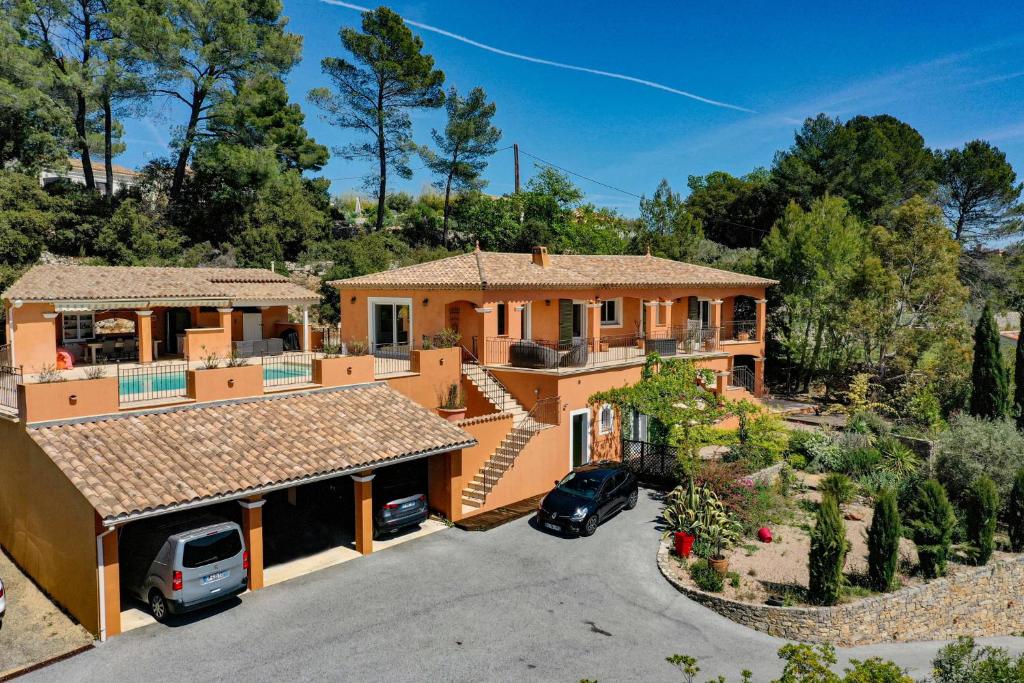 widok z góry na dom z podjazdem w obiekcie Villa Théia w mieście Flayosc