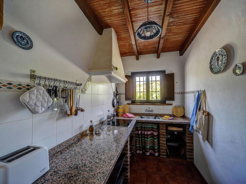 kuchnia ze zlewem i blatem w obiekcie Holiday Home in Villanueva near El Torcal Park w mieście Antequera