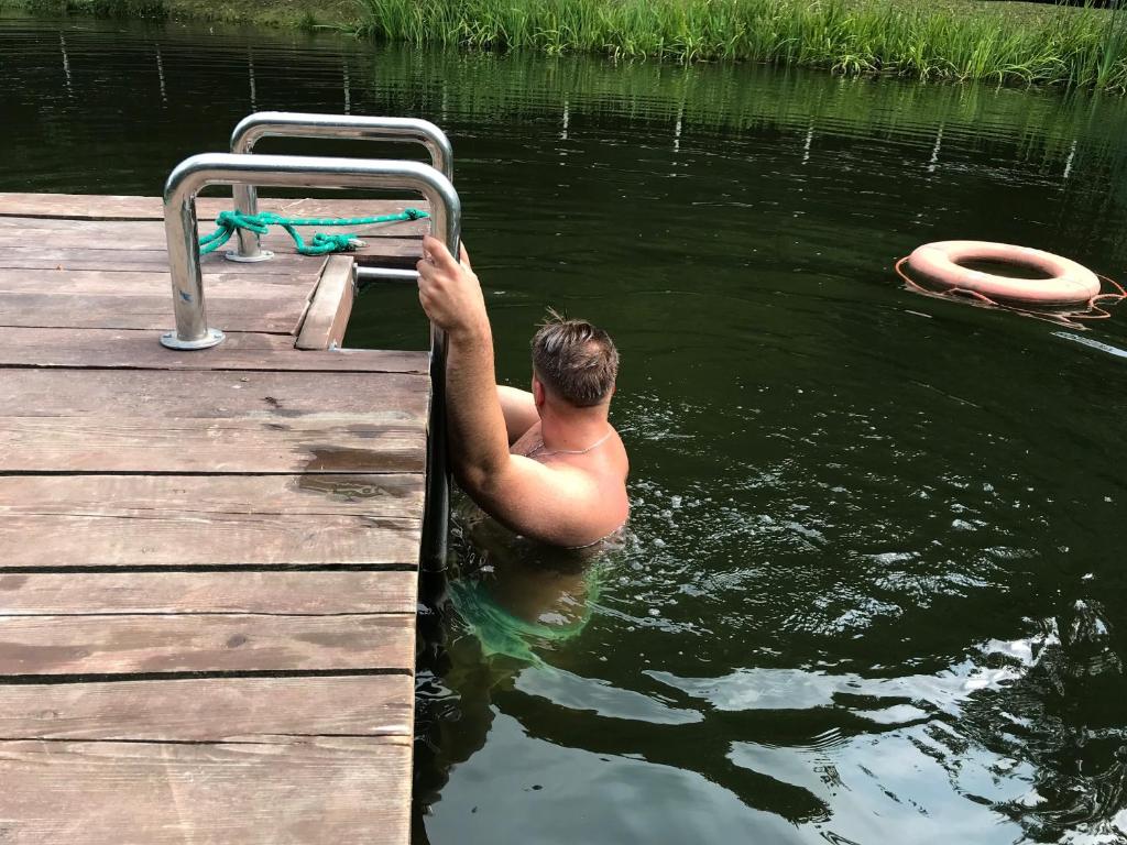 Hostia v ubytovaní Leśniczówka domek sauna jeziorko w lesie na wyłączność