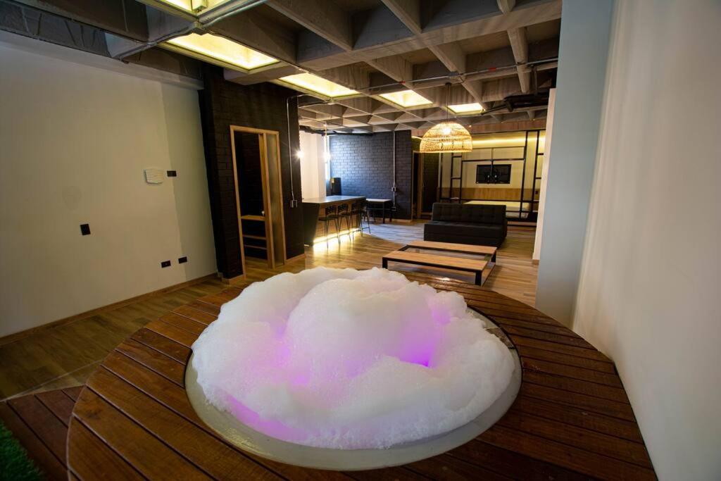 Fotografie z fotogalerie ubytování Deluxe Man cave with jacuzzy v destinaci Envigado