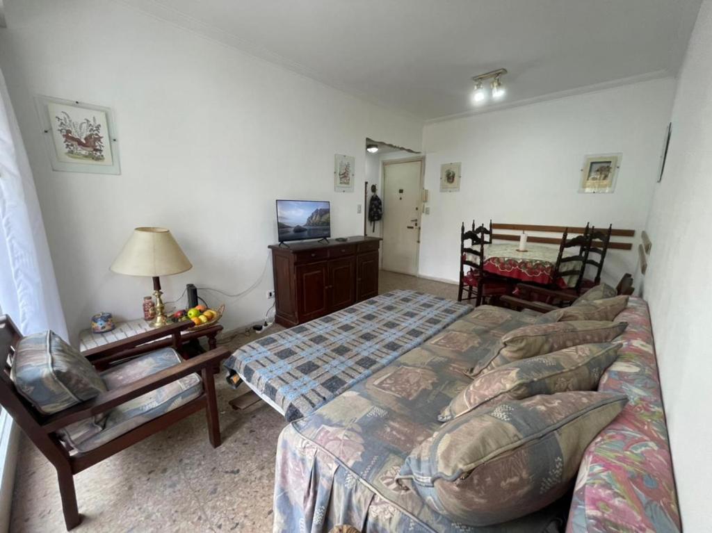 Dormitorio con cama, escritorio y TV en Dpto 2 ambientes luminosos con balcón en Mar del Plata