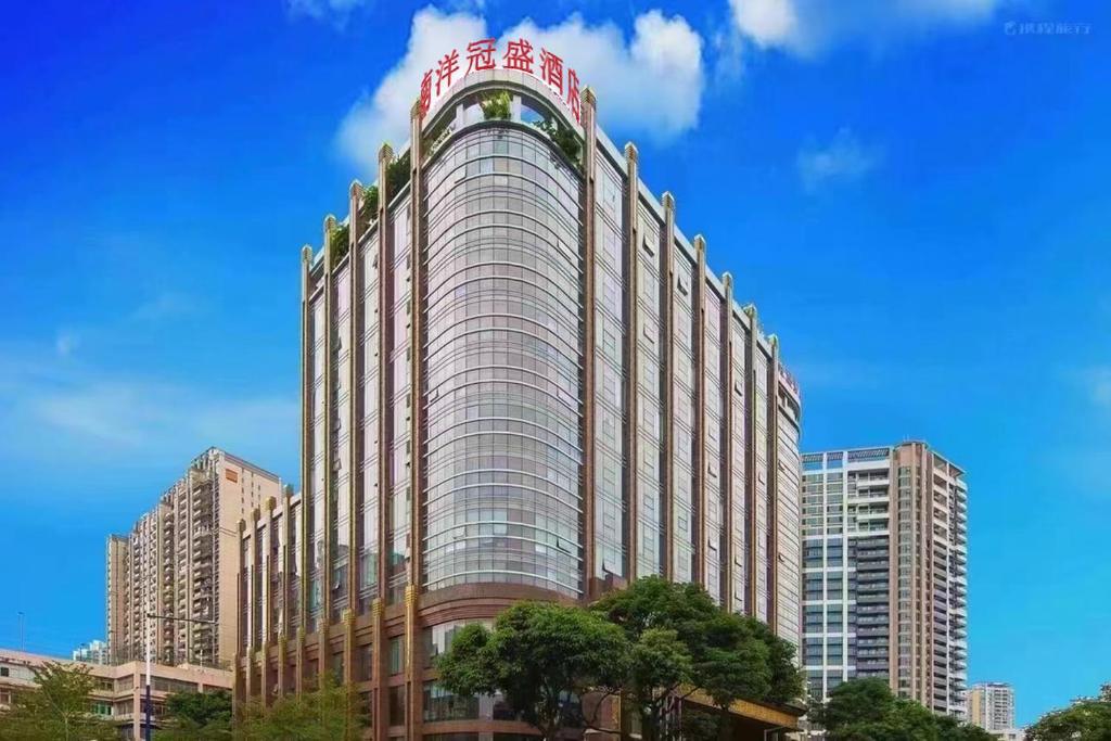 un edificio alto con un cartel encima en Nan Yang Royal Hotel, en Guangzhou