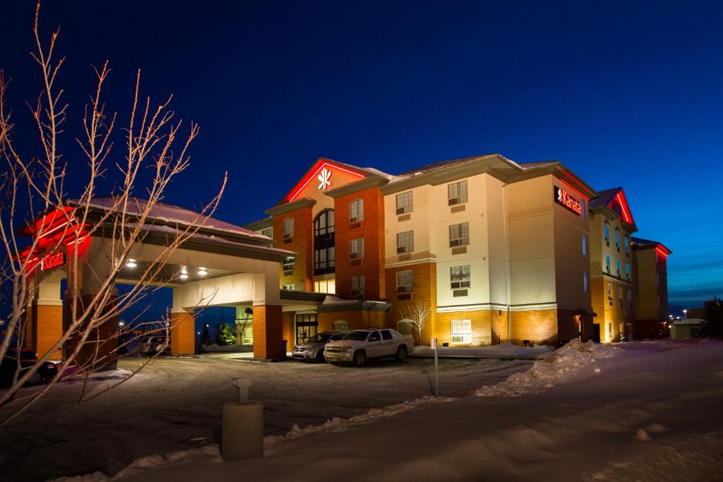 um hotel com um carro estacionado num parque de estacionamento em The Kanata Fort Saskatchewan em Fort Saskatchewan