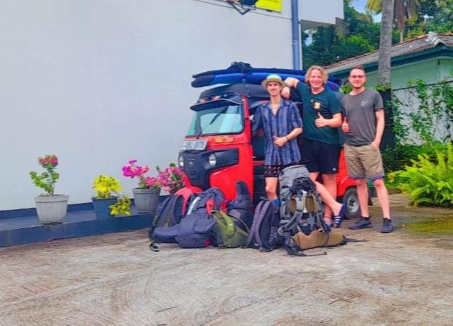 Un groupe de personnes debout devant un camion dans l'établissement Paradise Villa, à Gampaha