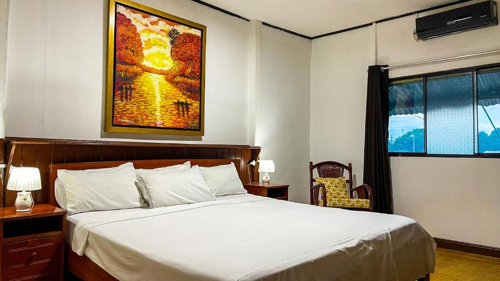 ein Schlafzimmer mit einem Bett und einem Wandgemälde in der Unterkunft Apartamento El Roble in Iquitos