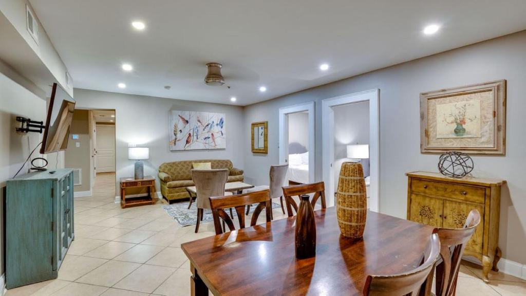 4 Bedroom Beauty Steps from the River - Appartement - Rez-de-chaussée