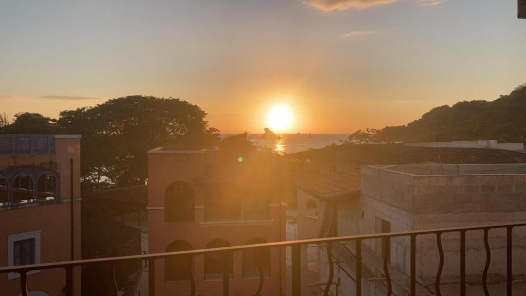 desde el balcón de un edificio con vistas a la puesta de sol en Paseo Miraflores 42 at Las Catalinas, en Playa Danta