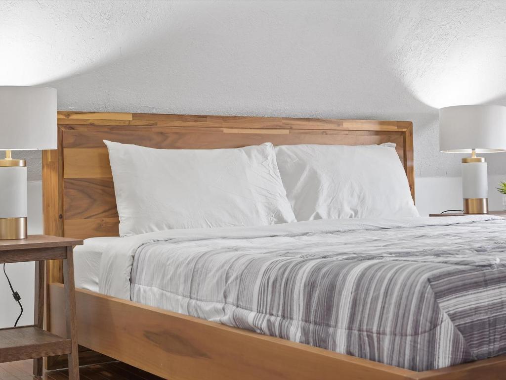 Bloomfield/Shadyside @V Modern and Bright Private Bedroom with Shared Bathroom - Housity