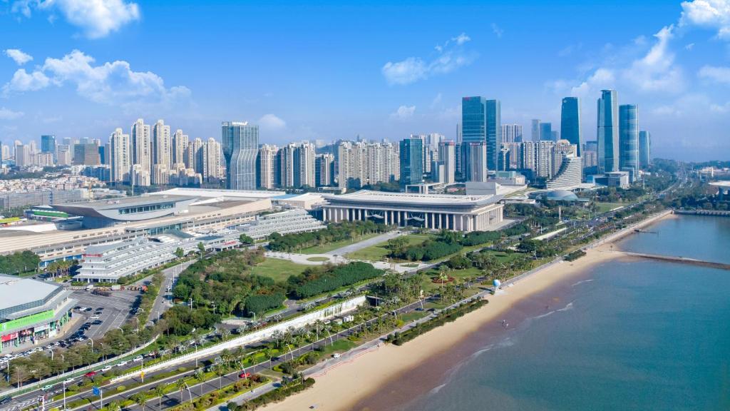 una vista aérea de una ciudad con una playa y edificios en Xiamen International Seaside Hotel-Free Welcome Fruit& Mini Bar en Xiamen