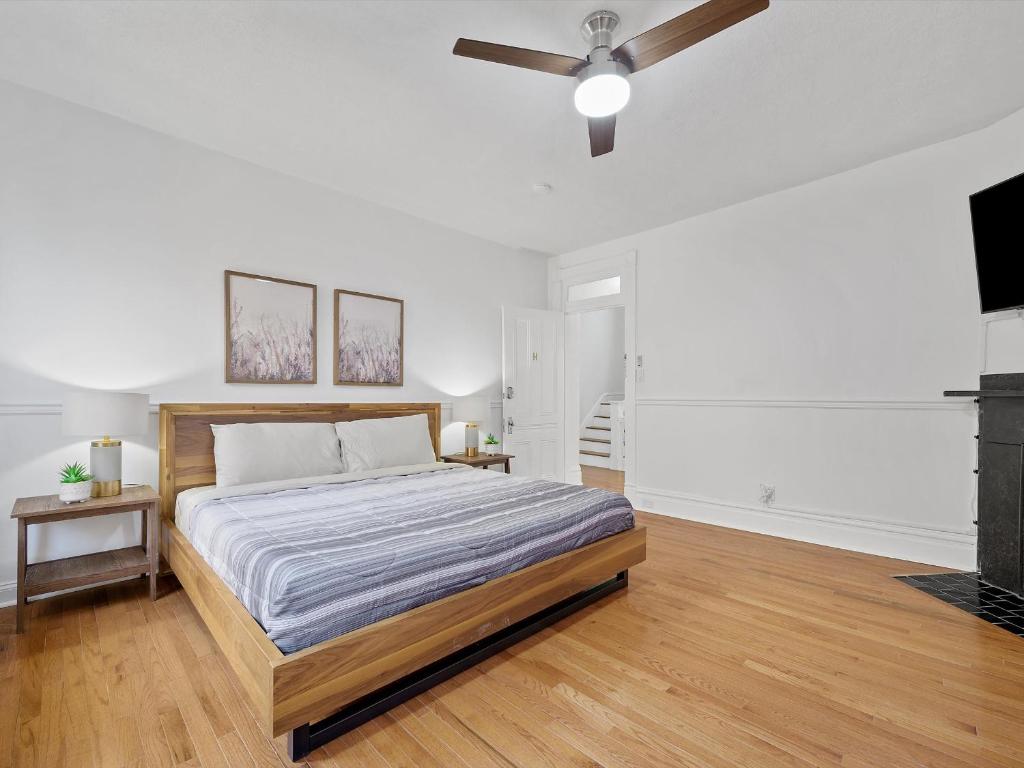 um quarto com uma cama e uma ventoinha de tecto em Bloomfield/Shadyside @H Spacious and Quiet Private Bedroom with Shared Bathroom em Pittsburgh