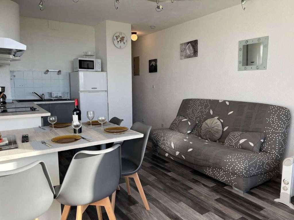 Kuchyňa alebo kuchynka v ubytovaní Studio pour 4 - Piscine, Parking, Lave-linge, Proche commerces - FR-1-702-23