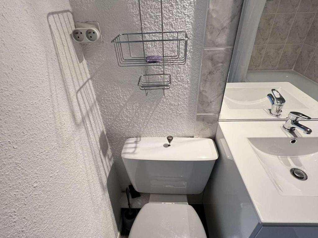 Kúpeľňa v ubytovaní Studio pour 4 - Piscine, Parking, Lave-linge, Proche commerces - FR-1-702-23