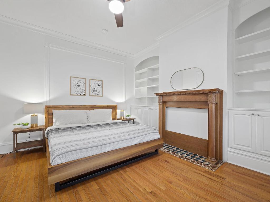 ピッツバーグにあるBloomfield/Shadyside @E Stylish and Modern Private Bedroom with Shared Bathroomの白いベッドルーム(ベッド1台、鏡付)
