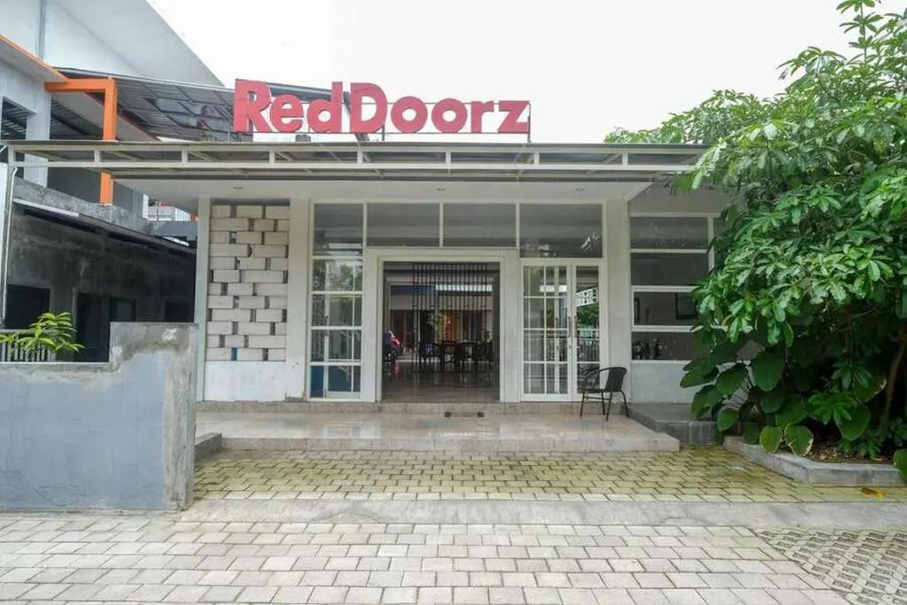 Η πρόσοψη ή η είσοδος του Reddoorz near Stadion Kridosono Blora