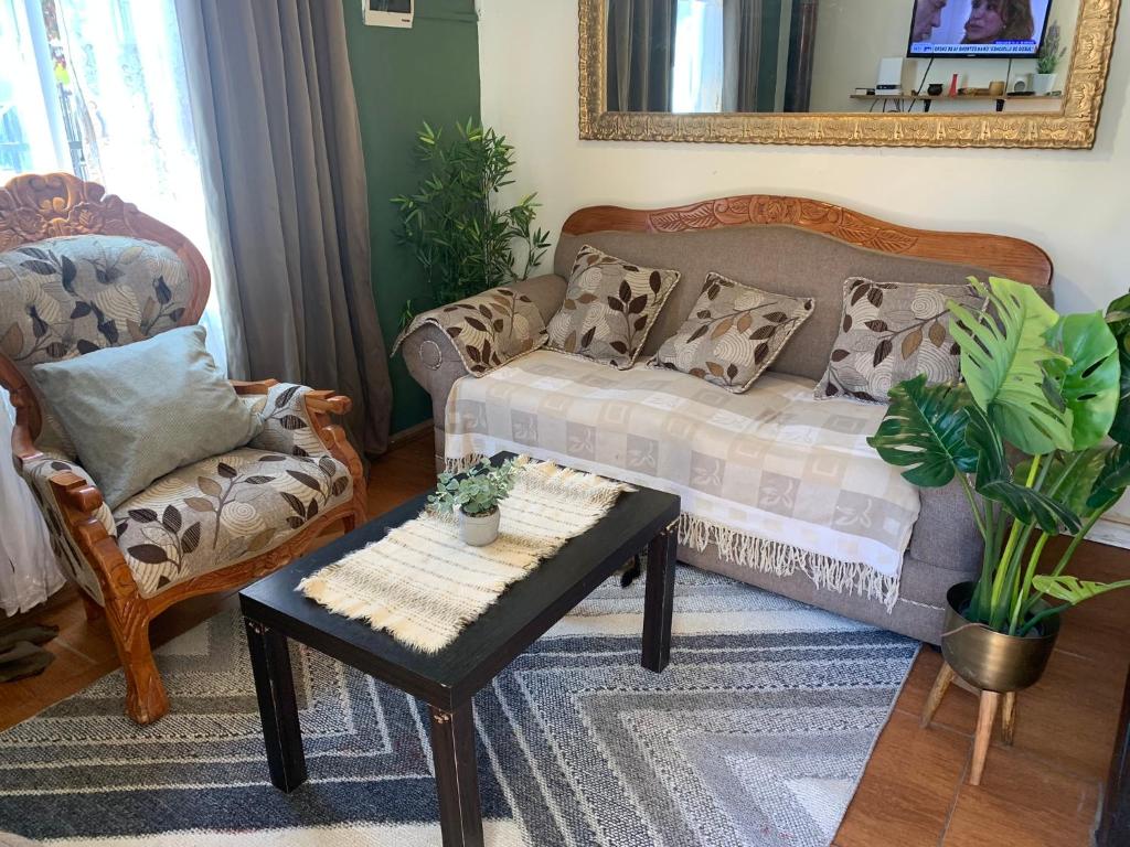 - un salon avec un canapé et une table basse dans l'établissement Casa acogedora y cerca de la playa, à Dichato