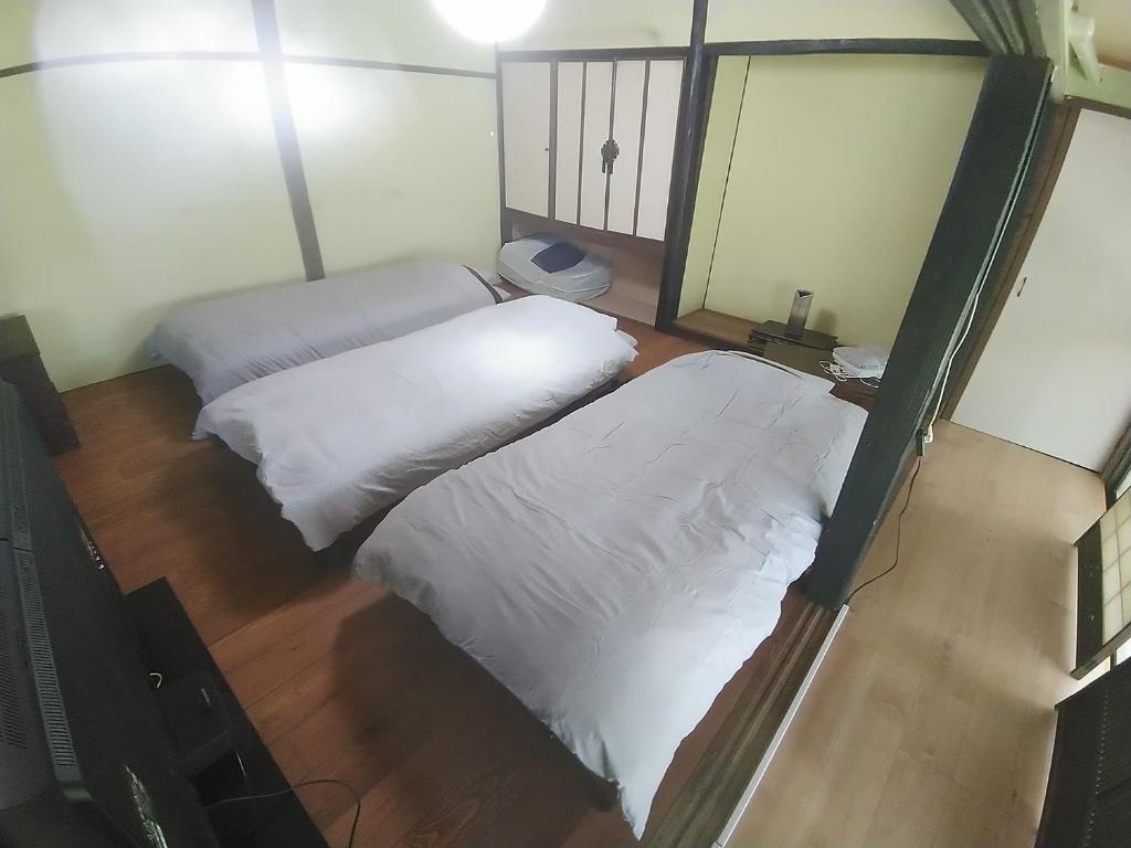 Postel nebo postele na pokoji v ubytování 横城ゲストハウス 自然豊かなプライベート空間 古民家一棟貸しの宿