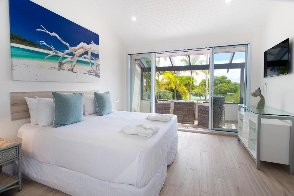 Postel nebo postele na pokoji v ubytování Noosa Boutique Apartments & Elkhorn Villas