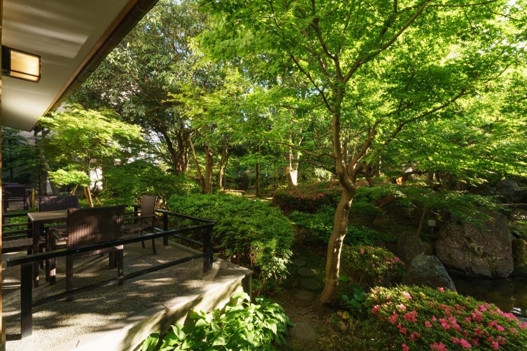Zahrada ubytování Hotel Hoho "A hotel overlooking the Echigo Plain and the Yahiko mountain range" formerly Hotel Oohashi Yakata-no-Yu