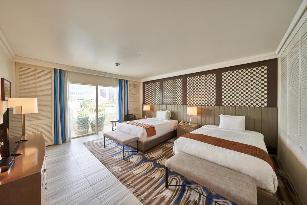 Postel nebo postele na pokoji v ubytování Lotte Hotel Guam