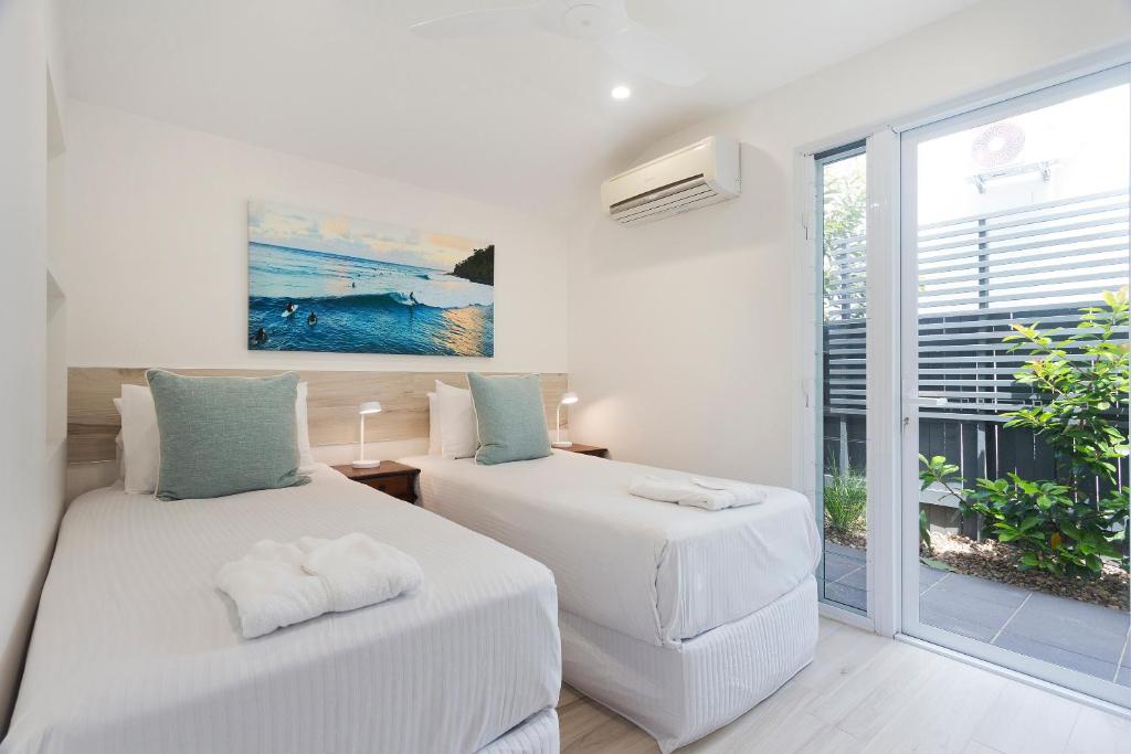 Postel nebo postele na pokoji v ubytování Noosa Boutique Apartments & Elkhorn Villas