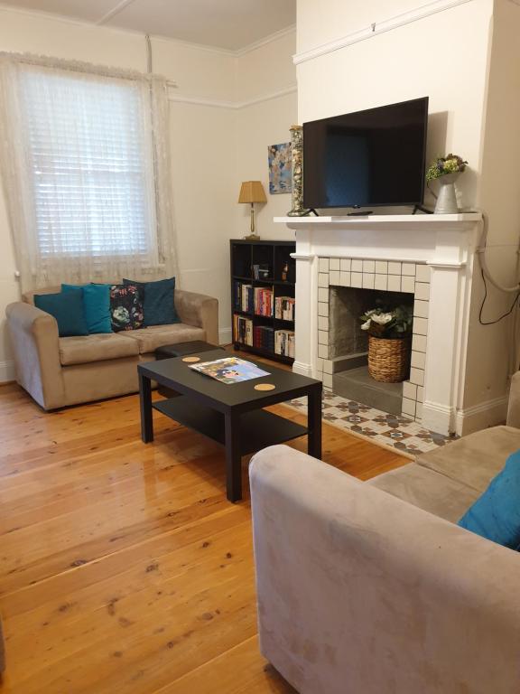 Browncoat Cottage Mudgee - Three-Bedroom House