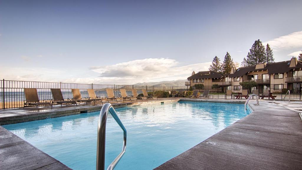 Bazén v ubytování Tahoe Lakeshore Lodge & Spa nebo v jeho okolí