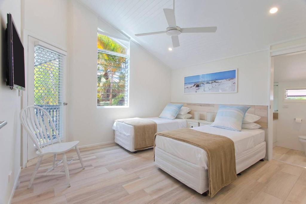 Postel nebo postele na pokoji v ubytování Noosa Boutique Apartments & Elkhorn Villas