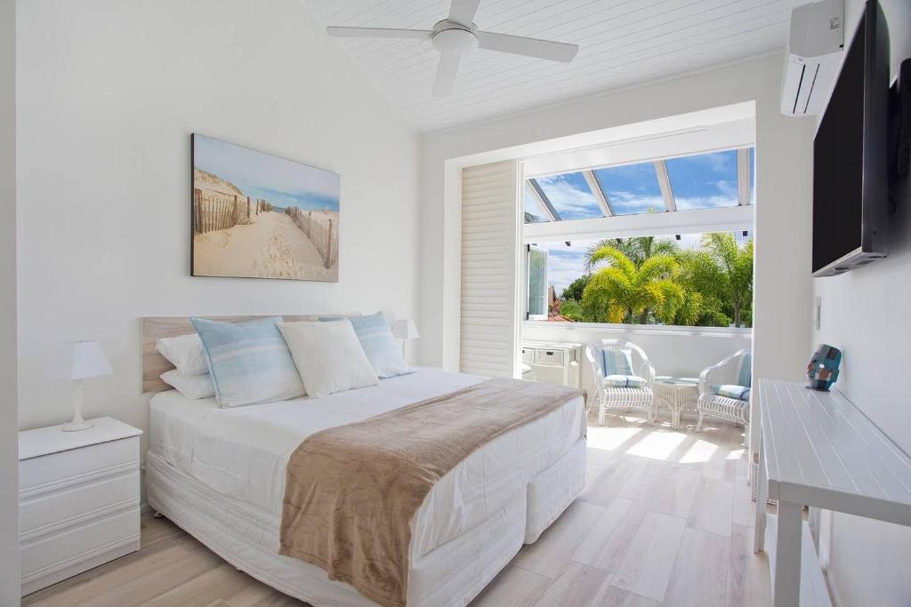 Postel nebo postele na pokoji v ubytování Noosa Boutique Apartments & Elkhorn Villas