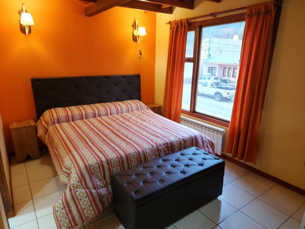 1 dormitorio con cama y ventana en Habitacion privada en casa de familia en Ushuaia
