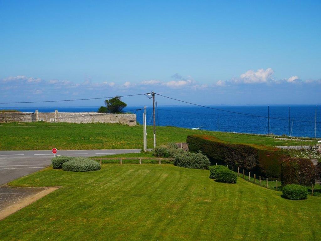 una vista de una carretera con el océano en el fondo en Appartement Quiberon, 2 pièces, 5 personnes - FR-1-478-125, en Quiberon