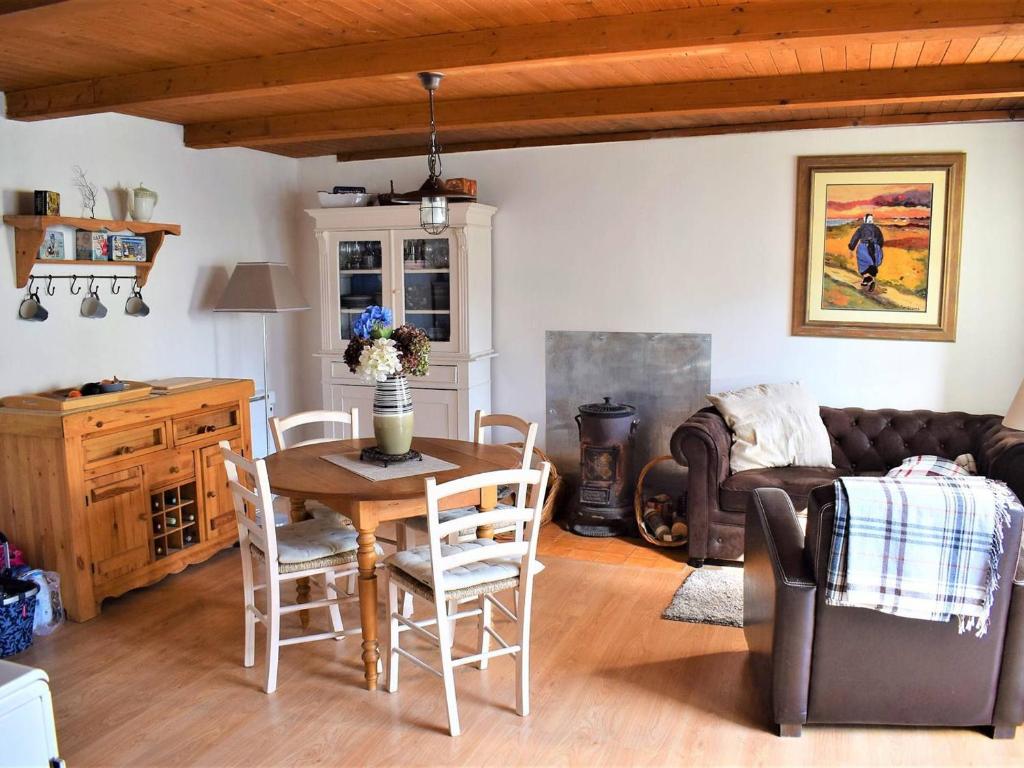 un salon avec une table et un canapé dans l'établissement Maison de pêcheur à 50m du port et 300m de la plage avec WIFI, terrasse, et cheminée - Perros-Guirec - FR-1-368-157, à Perros-Guirec