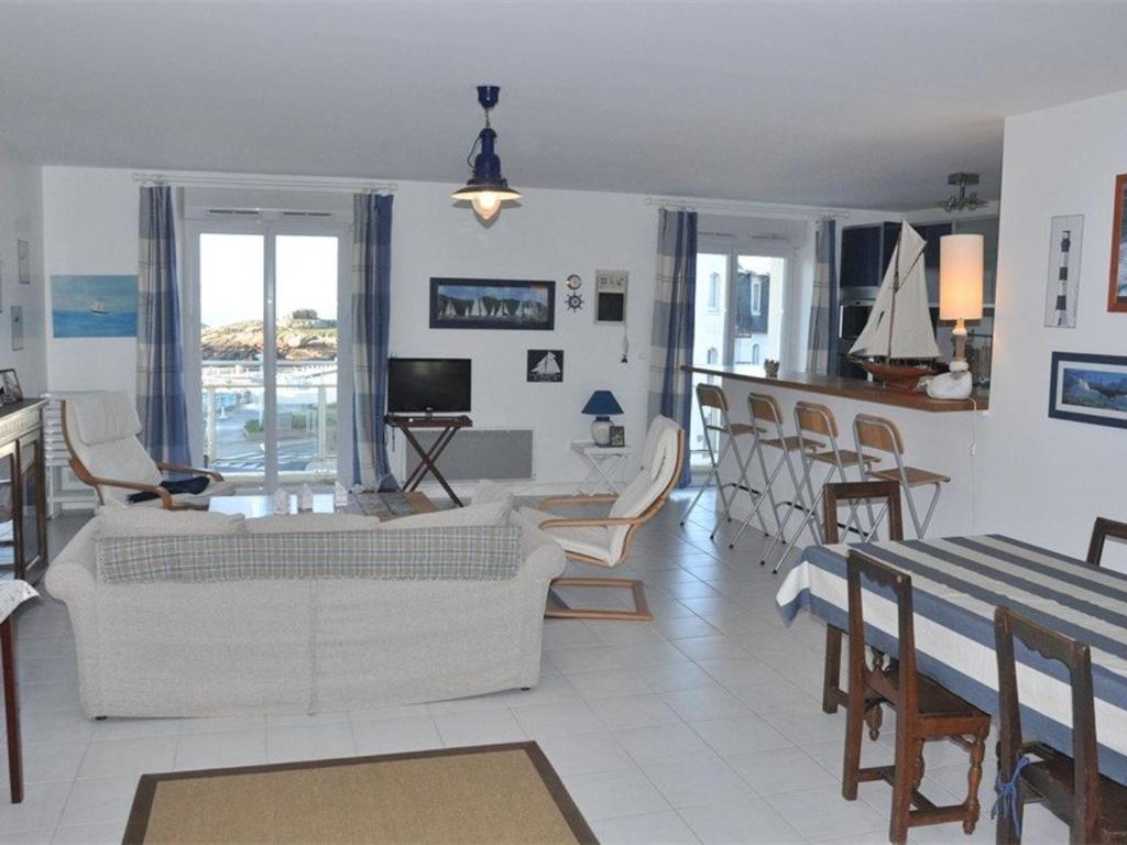 un salon avec un canapé, des chaises et une table dans l'établissement Appartement 2 chambres vue mer à Trégastel avec parking - FR-1-368-186, à Trégastel