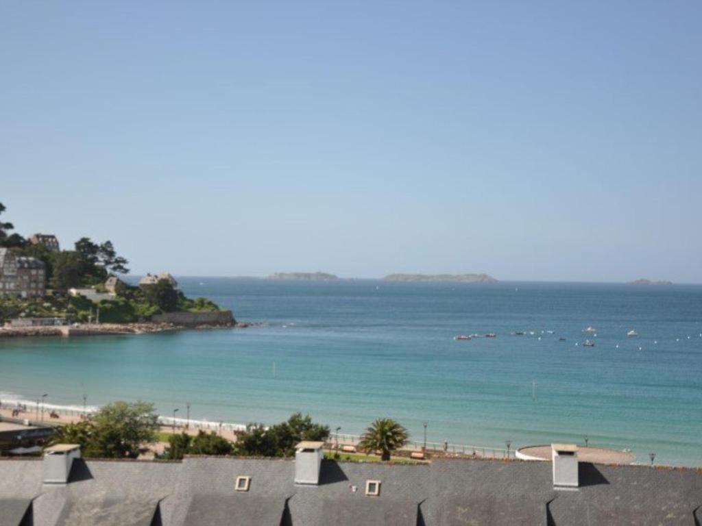Elle offre une vue sur la plage et l'océan. dans l'établissement Appartement rénové au Château de Trestraou avec parking, proche plage et commerces - FR-1-368-163, à Perros-Guirec