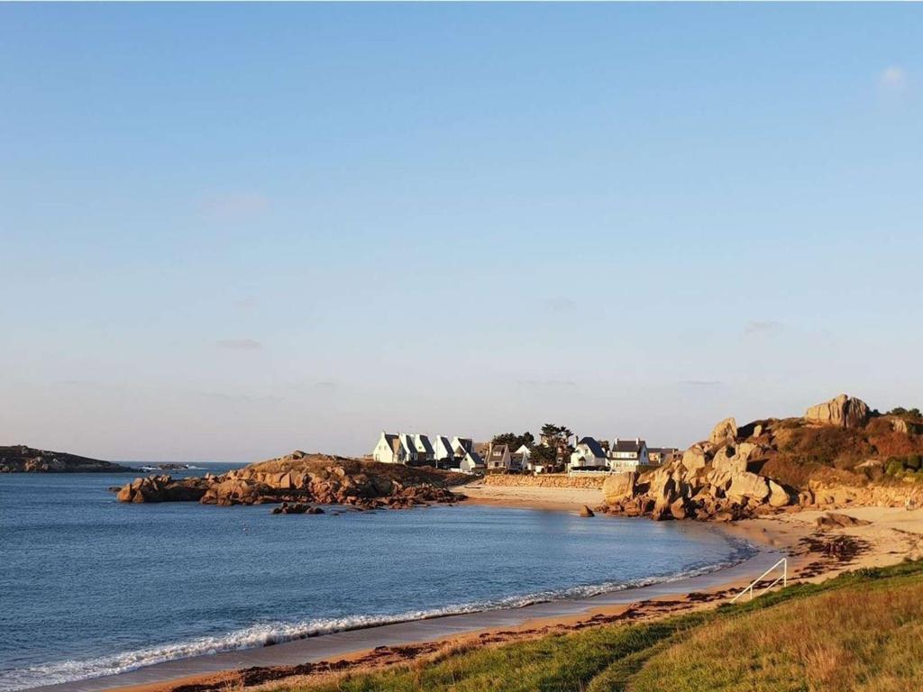Photo de la galerie de l'établissement Charmante maisonnette avec jardin à 400m de la plage à Trégastel, WIFI gratuit et parking. - FR-1-368-211, à Trégastel