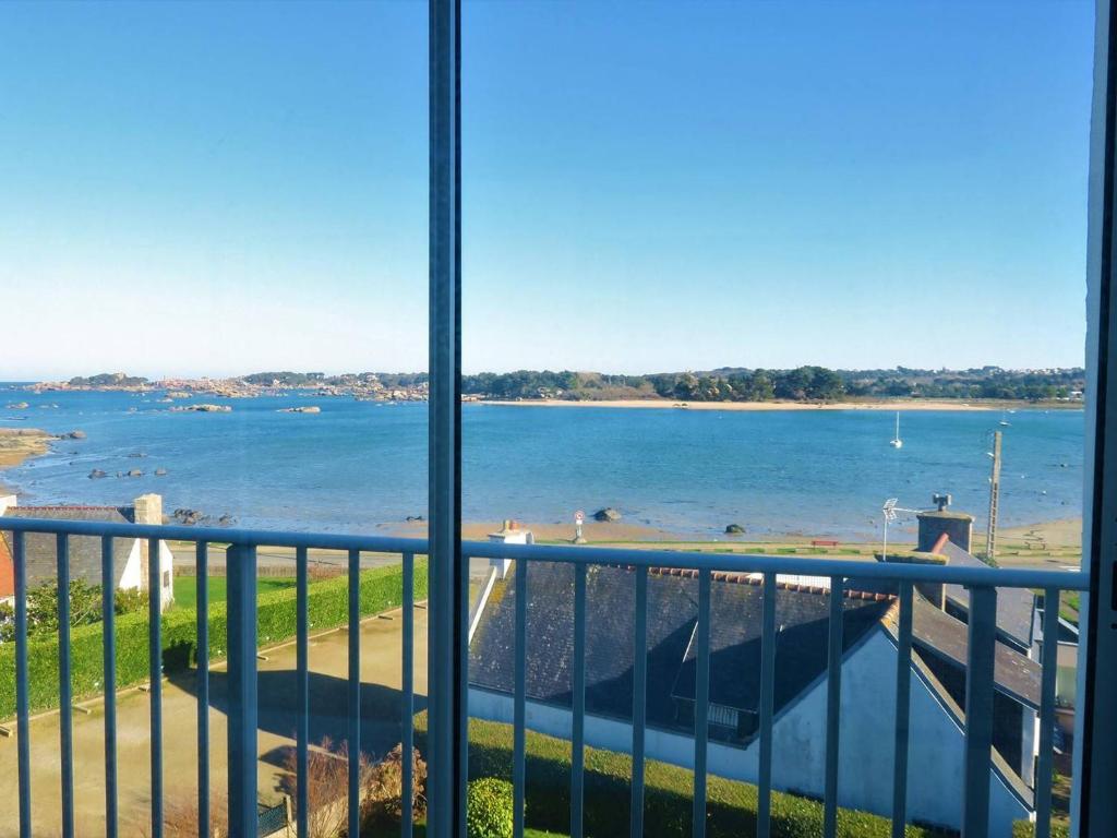 d'un balcon avec vue sur l'eau. dans l'établissement Appartement 4 pers au centre de Trégastel, proche plages et commerces - FR-1-368-220, à Trégastel