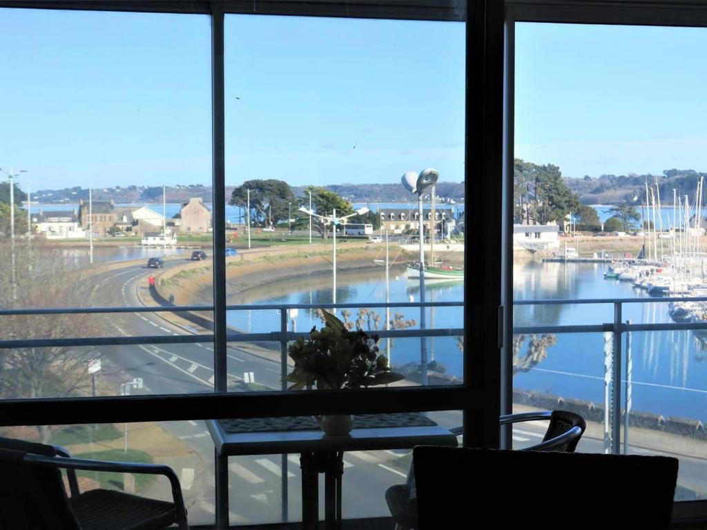 Elle offre une vue sur le port de plaisance depuis sa fenêtre. dans l'établissement Appartement au port avec loggia et vue mer - Perros-Guirec - FR-1-368-336, à Perros-Guirec