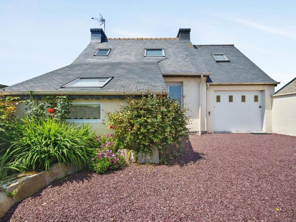 une grande maison avec un garage et une allée dans l'établissement Maison 3* à l'Ile Grande, 200m plages, 6 pers, WIFI, parking, BBQ, proche GR34 - FR-1-368-187, à Pleumeur-Bodou