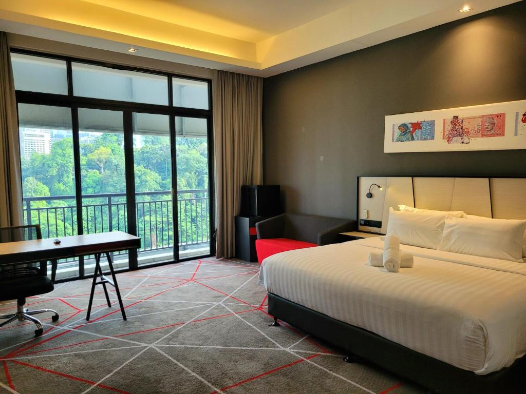 a hotel room with a bed and a desk and a desk at M101 Kuala Lumpur by Asiapex in Kuala Lumpur