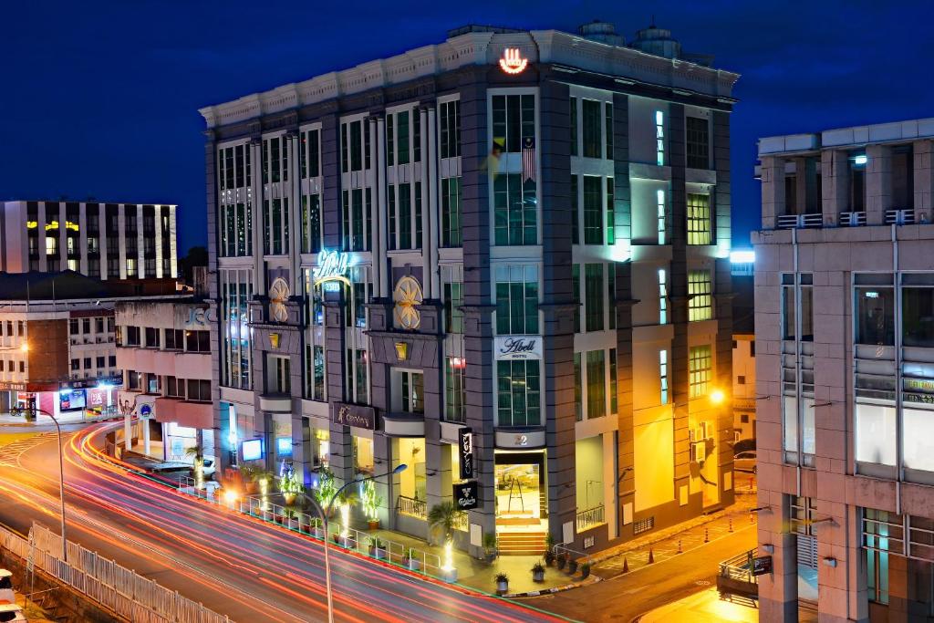 un edificio en una calle de la ciudad por la noche en Abell Hotel, en Kuching