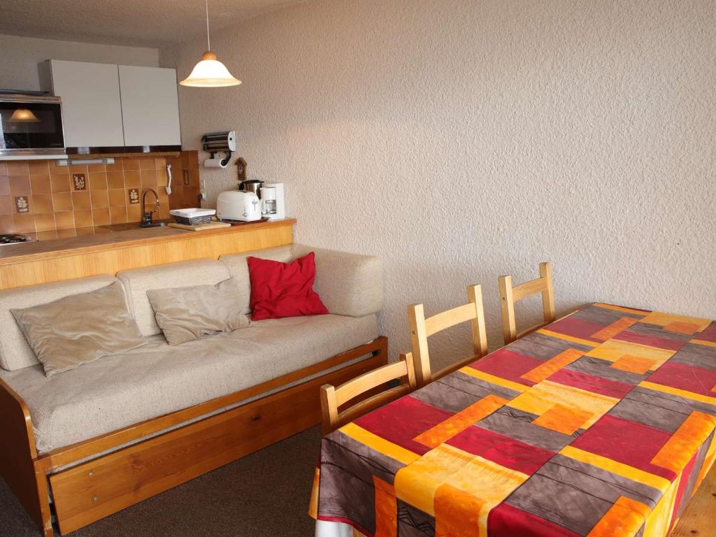 Cette chambre dispose d'un canapé, d'un lit et d'une cuisine. dans l'établissement Appartement 2 pièces, 6 couchages à 250m des pistes à Auris en Oisans - FR-1-297-11, à Auris