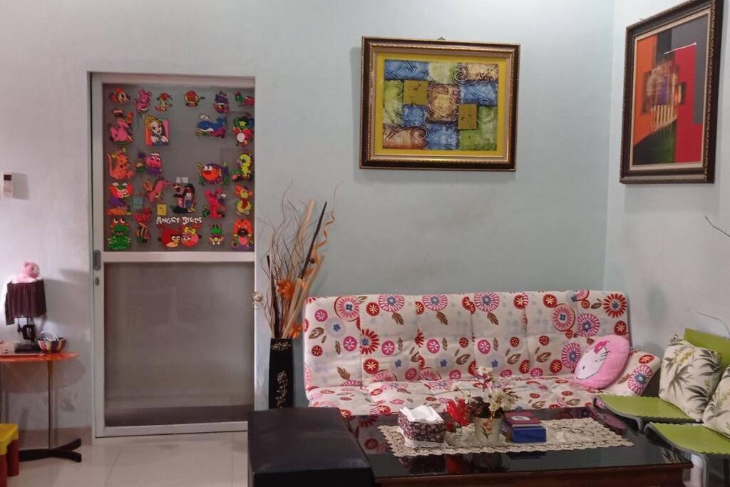 sala de estar con sofá y mesa en Cheerfull residential home - Dillair Home Stay, en Talang Kelapa