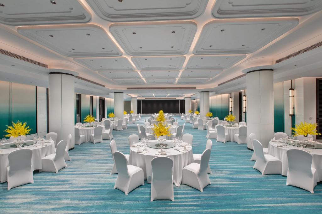 Restaurace v ubytování Xiamen International Seaside Hotel -Hotel corridor leads to the stone exhibition hall