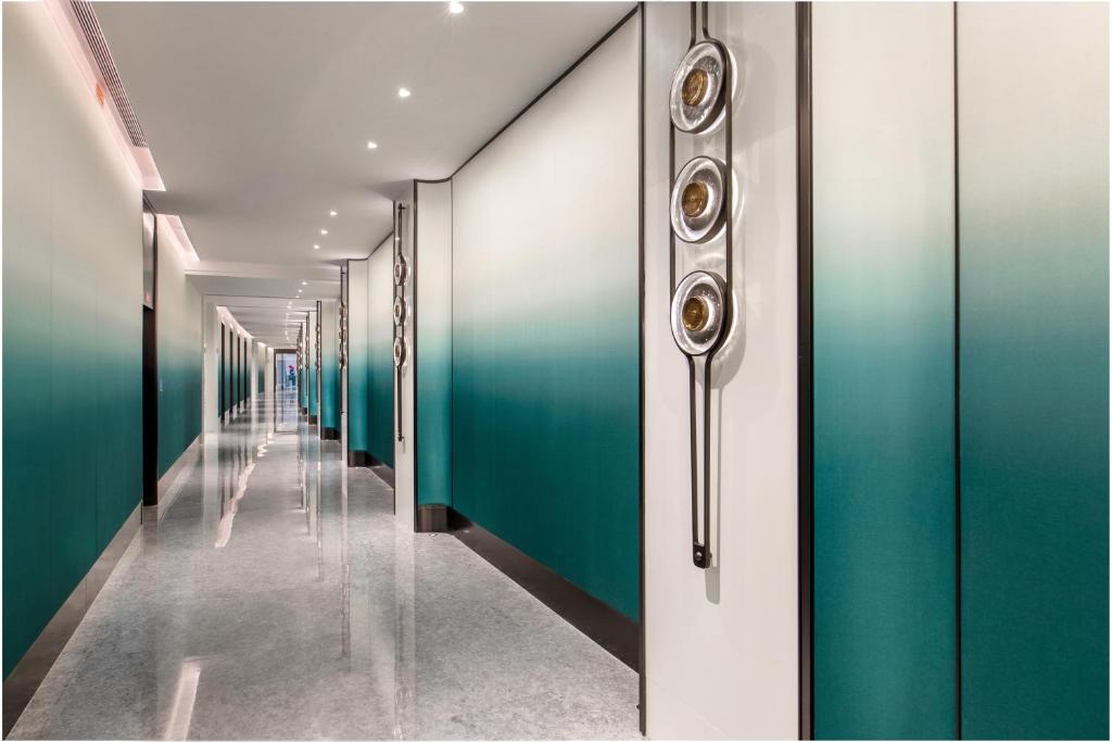 Fotografie z fotogalerie ubytování Xiamen International Seaside Hotel -Hotel corridor leads to the stone exhibition hall v destinaci Sia-men