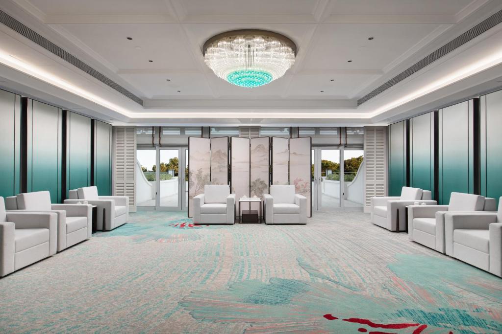 Posezení v ubytování Xiamen International Seaside Hotel -Hotel corridor leads to the stone exhibition hall
