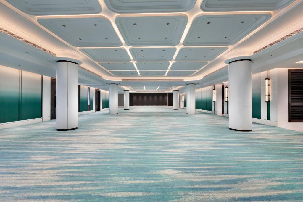 Fotografie z fotogalerie ubytování Xiamen International Seaside Hotel -Hotel corridor leads to the stone exhibition hall v destinaci Sia-men