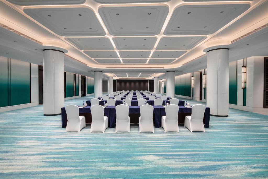 Konferenční prostory v ubytování Xiamen International Seaside Hotel -Hotel corridor leads to the stone exhibition hall