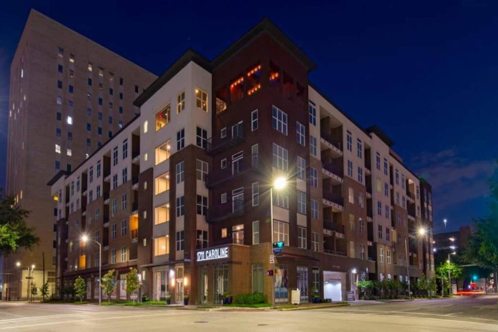 a large building on a city street at night at Apto 1 Bed - Kitchen - FREE Parking in Houston