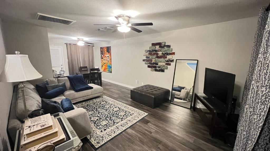 sala de estar con sofá y TV de pantalla plana en Amazing Bedroom Suite/Private Bathroom, en Houston