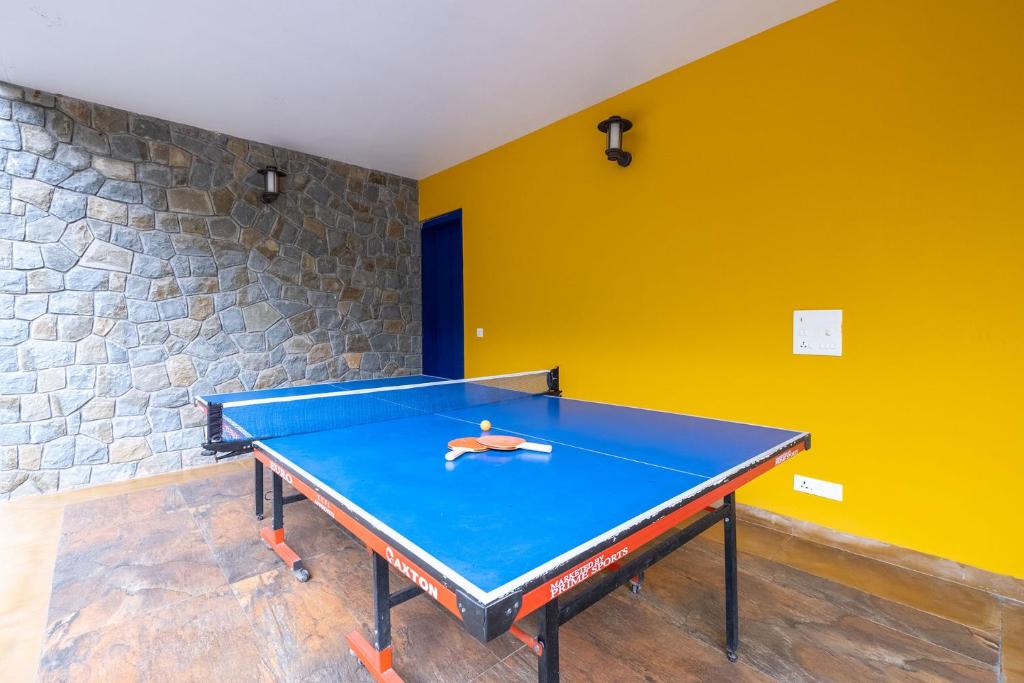 Stolní tenis v ubytování StayVista at The Hideout with private outdoor pool nebo okolí